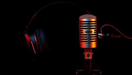 Universal Music Group NV Faces Board Changes and Regulatory Review Amid Stable Stock Performance